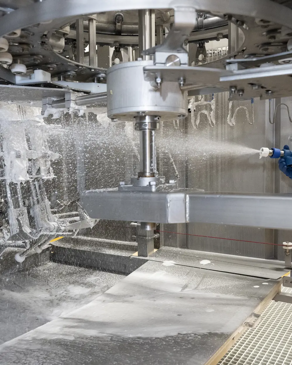 Low-pressure foam cleaning in a food plant